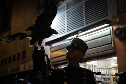 Un cadete sostiene a su águila entrenada, con la cual recorrerá el desfile que culmina en el Campo Marte.