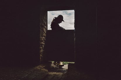 El músico Rodrigo Cuevas en la aldea de El Cabanón, en Asturias.