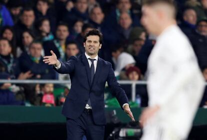 Solari da intrucciones en la banda.