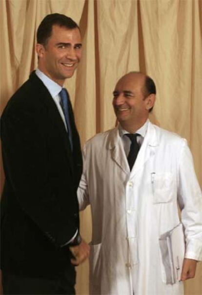 El príncipe de Asturias y el doctor Luis Ignacio Recasens, a las 6.10 de ayer.