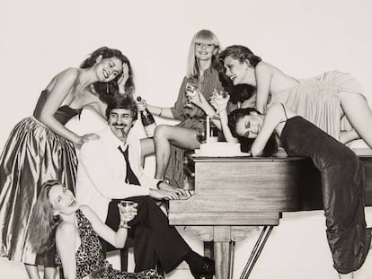 John Casablancas, al piano, junto a varias modelos en una fiesta de principios de los ochenta.