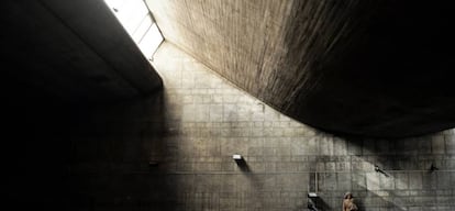 Interior de la iglesia de Nuestra Señora del Rosario de Filipinas (Miguel FIdsac, 1967), en la calle Conde de Peñalver, en Madrid.