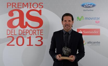 Diego Simeone posa con su galardón.