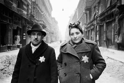 Una pareja judía en el gueto de Varsovia (Polonia), en 1942.