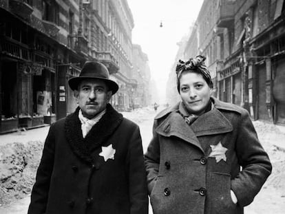 Una pareja judía en el gueto de Varsovia (Polonia), en 1942.