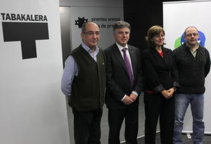 Desde la izquierda, Garitano, Iturbe, Urgell e Izagirre, ayer antes de la firma del acuerdo.