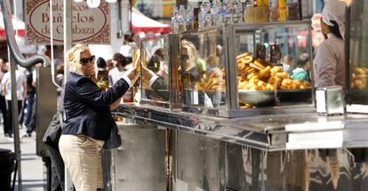 Un puesto ambulante de churros en el centro de Valencia. 