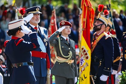 El rey Felipe VI y la princesa de Asturias, Leonor, saludan a la bandera al inicio del desfile del 12 de octubre en Madrid. 