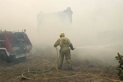 Un bombero sofoca el fuego en Lamastredo, <i>concello</i> de Camariñas, hace cinco días.