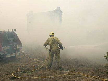 Un bombero sofoca el fuego en Lamastredo, <i>concello</i> de Camariñas, hace cinco días.