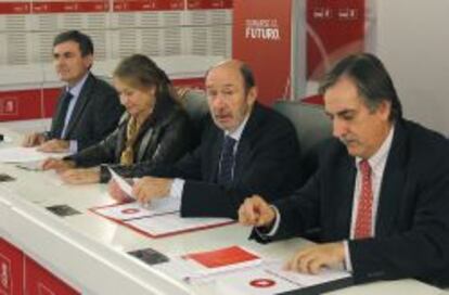 GRA274. MADRID, 29/10/2013.- El secretario general del PSOE, Alfredo P&eacute;rez Rubalcaba (2d), junto al portavoz econ&oacute;mico del PSOE, Valeriano G&oacute;mez (d), preside un encuentro con expertos en lucha contra el fraude fiscal, a los que va a presentar las medidas antifraude que el PSOE llevar&aacute; a la Conferencia Pol&iacute;tica de noviembre, hoy en la sede del partido, en la calle Ferraz de Madrid. EFE/Kote Rodrigo