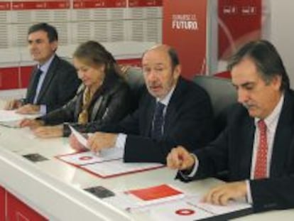 GRA274. MADRID, 29/10/2013.- El secretario general del PSOE, Alfredo P&eacute;rez Rubalcaba (2d), junto al portavoz econ&oacute;mico del PSOE, Valeriano G&oacute;mez (d), preside un encuentro con expertos en lucha contra el fraude fiscal, a los que va a presentar las medidas antifraude que el PSOE llevar&aacute; a la Conferencia Pol&iacute;tica de noviembre, hoy en la sede del partido, en la calle Ferraz de Madrid. EFE/Kote Rodrigo