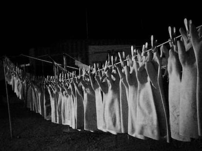 Esta imagen de guantes colgados es la ganadora del concurso de fotografía del 18º Congreso Internacional de Enfermedades Infecciosas.