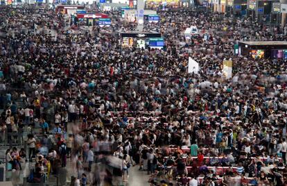 Una multitud de gente espera sus trenes en la estación de Hongqiao, en Shangai (China). 