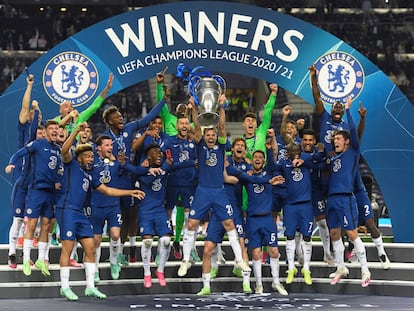 Los jugadores del Chelsea celebran la conquista de la Champions, con su capitán, César Azpilicueta, alzando el trofeo de los campeones.