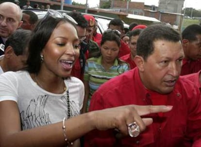 Naomi Campbell, con Hugo Chávez en Caracas.