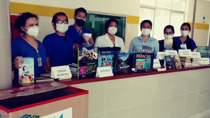 El equipo de salud mental del Hospital de Emergencias de Vitarte, con algunas donaciones de libros para pacientes, en Lima (Perú).