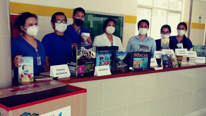 El equipo de salud mental del Hospital de Emergencias de Vitarte, con algunas donaciones de libros para pacientes, en Lima (Perú).