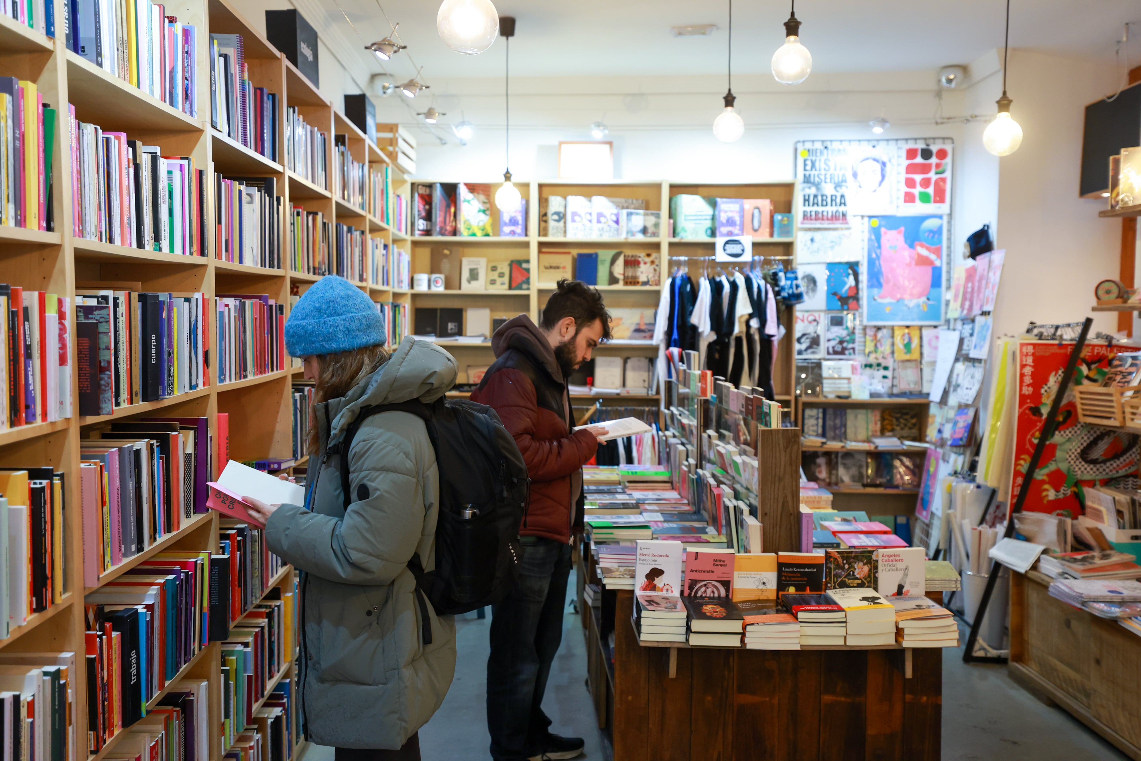 La librería Traficantes de Sueños, en Madrid, logró comprar el edificio, por un millón y medio de euros, con ayuda de la financiera ética Coop57 y las aportaciones de su comunidad de base .