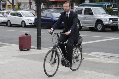 Javier Maroto, en bicicleta por las calles de Vitoria.