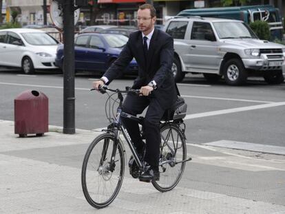 Javier Maroto, en bicicleta por las calles de Vitoria.