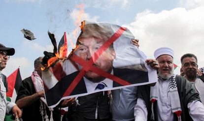 Manifestantes libaneses y refugiados palestinos viviendo en Líbano, queman una fotografía del presidente estadounidense Donald Trump durante una protesta en el castillo Beaufort, cerca de la ciudad de Arnoun.