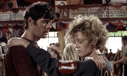 Michael Sarrazin y Jane Fonda, en 'Danzad, danzad, malditos'.