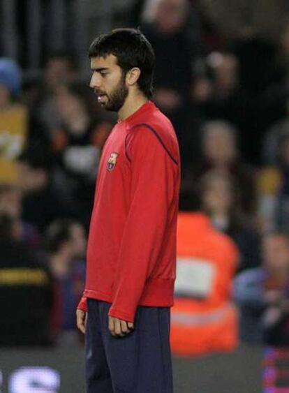 Oleguer, ayer en el Camp Nou. Al fondo, una pancarta contra Kelme.