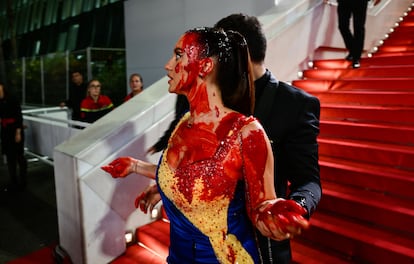 El pasado año, el estreno de la película francesa 'Acid' se vio interrumpido por la aparición en la alfombra roja de una activista que, vestida con los colores de la bandera de Ucrania, se sacó unas bolsas de sangre falsa del escote y las vertió por su rostro y cuerpo. En 2022 otra mujer se arrancó el vestido en la alfombra y, también con los colores de la bandera ucraniana pintados en su cuerpo, clamó por la detención de las violaciones en su país.