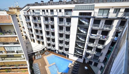 Piscina interior de los apartamentos Trimar, donde ha ocurrido el suceso.