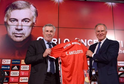 Ancelotti, junto a Rummenigge durante su presentaci&oacute;n como entrenador del Bayern de M&uacute;nich.