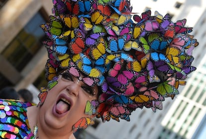 Participante com adereços de borboletas coloridas na 18ª edição da Parada Gay em São Paulo, neste domingo.