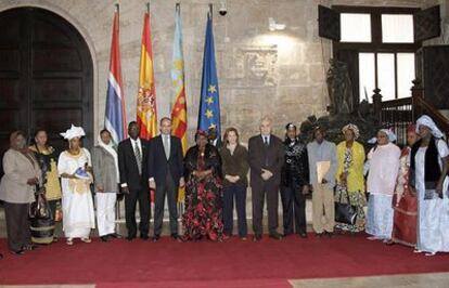 Camps, ayer, en el Palau de la Generalitat, con la vicepresidenta de Gambia, Isatou Njie-Saidy y miembros de los dos gobiernos.