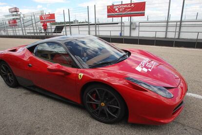 El diseño del F 458 Italia es mucho más estiloso que el del F 430, por fuera y por dentro. Un poco menos veloz (alcanza los 330 Km/h), pero a cambio ofrece una conducción más suave. Su motor V8 de 4.500 centímetros cúbicos lo convierte en una auténtica bestia.