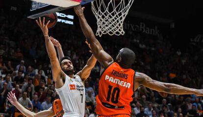 Campazzo entra a canasta ante Will Thomas