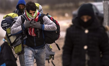 Varios refugiados cruzan la frontera hacia Serbia desde Macedonia