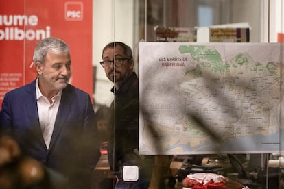 Jaume Collboni pasa delante de un mapa de los barrios de Barcelona antes de intervenir en el Consejo de Federacion del PSC, este jueves.