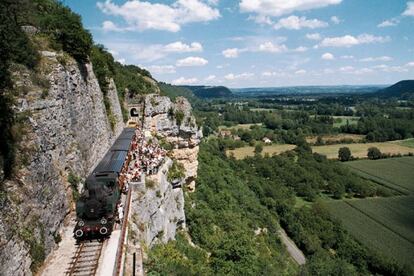 Los circuitos ferroviarios de una hora que parten de la aldea de Martel a bordo de trenes diesel y de vapor permiten recorrer cómodamente el Lot francés.