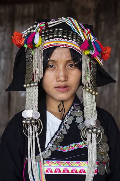 Yayer posa con el traje tradicional de la etnia akha, una de las minorías étnicas que habitan en Laos.