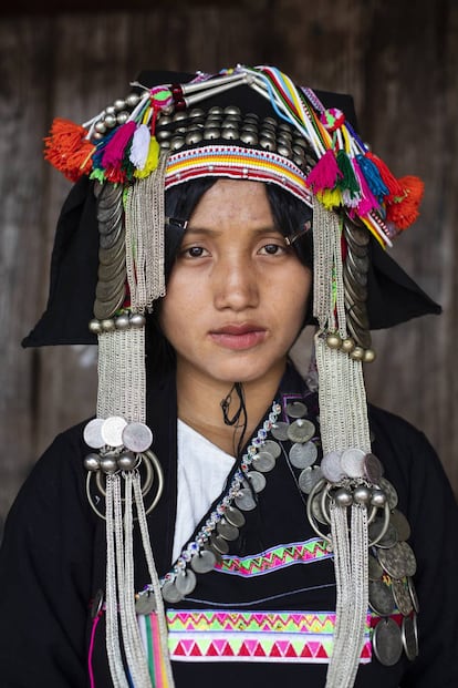 Yayer posa con el traje tradicional de la etnia akha, una de las minorías étnicas que habitan en Laos.