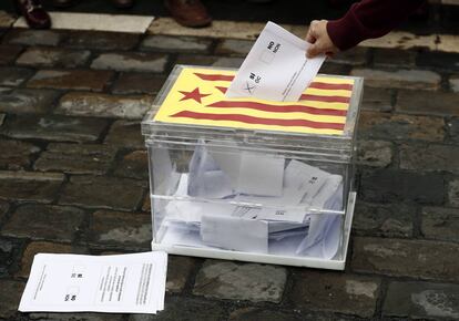 Parlamentarios y concejales de EH Bildu, junto a un centenar de ciudadanos, han escenificado hoy una votaci&oacute;n en la Plaza del Ayuntamiento de Pamplona en apoyo al refer&eacute;ndum de Catalu&ntilde;a del 1-O