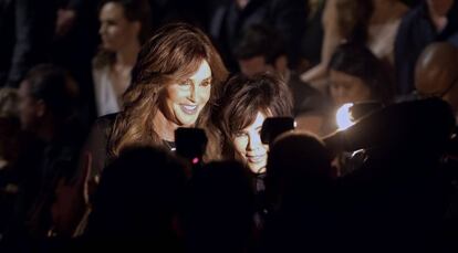 Caitlyn Jenner y Kris Jenner posan juntas en el desfile de Victoria's Secret en Nueva York en diciembre de 2015.