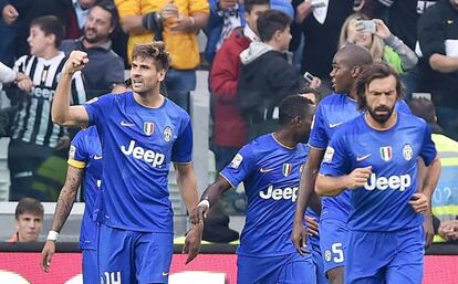 Llorente celebra su gol en presencia de Pirlo.