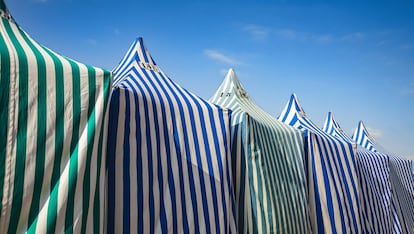 Detalle de los clásicos toldos listados en la playa de Zarautz (Gipuzkoa). 