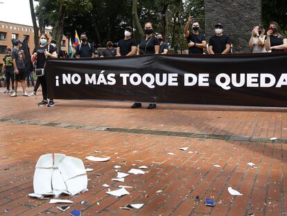 Miembros de la industria del entretenimiento protestan en Medellín contra las medidas para prevenir el coronavirus.