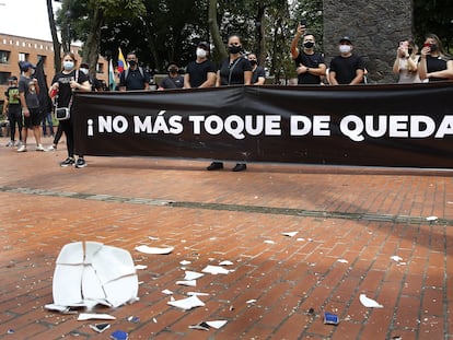 Miembros de la industria del entretenimiento protestan en Medellín contra las medidas para prevenir el coronavirus.