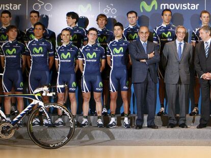Luis Abril, César Alierta y Eusebio Unzue, ayer, en medio de los ciclistas del Movistar.