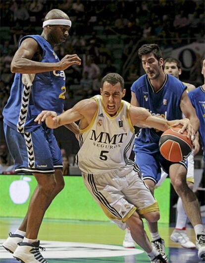 El conjunto de Messina bate al Cajasol y se mete en semifinales.- En la imagen, Prigioni en una entrada a canasta