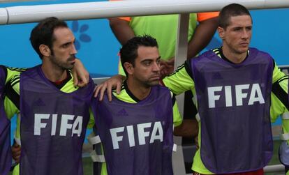 Xavi no banco de reservas junto a Juanfran e a Torres.