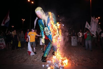 Manifestantes queman un mu&ntilde;eco del dictador paraguayo.